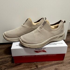 New in box! Sketchers Arch Fit Slip-Ons